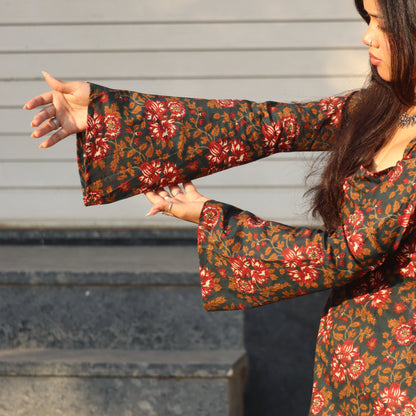 LAMHA - Fitted Bell Sleeve