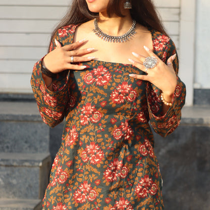 LAMHA - Fitted Bell Sleeve