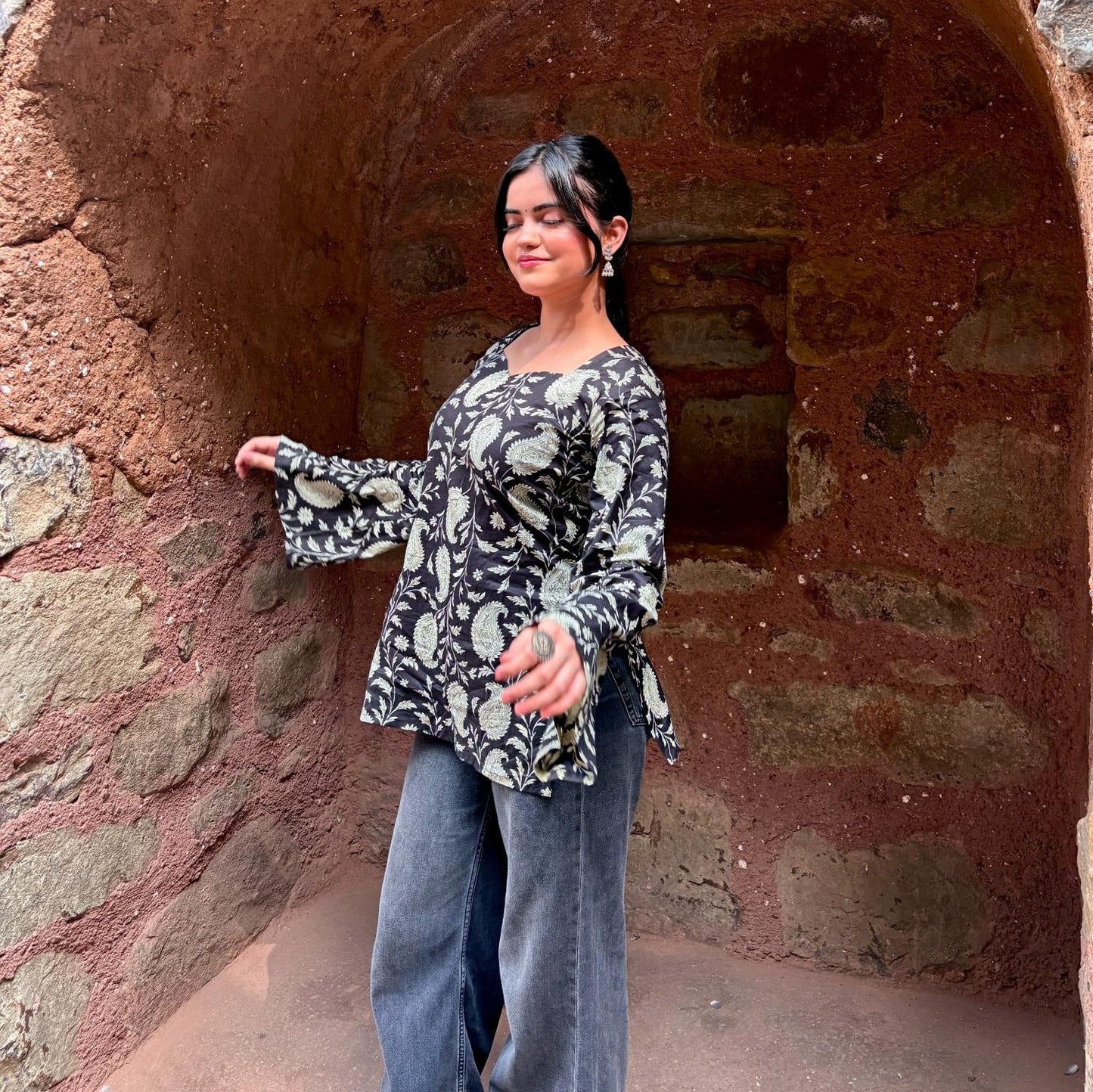 VAMI - Sweetheart Neck